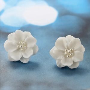 Lovely white Flower Pearl Pendant Circle Stud Earrings Fashion Design